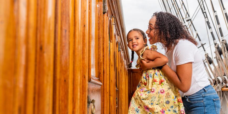 A woman and child look at Cutty Sark