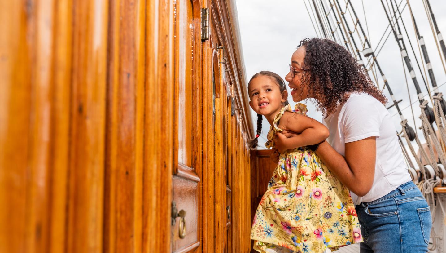 A woman and child look at Cutty Sark