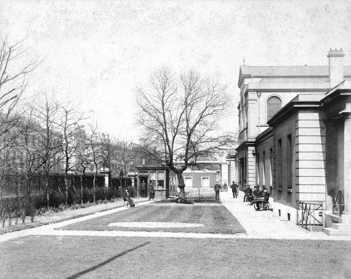 A photograph of the Somerset Wing of the Dreadnought Seamen’s Hospital, with King William Street on the left, circa 1900 (D3016-3)