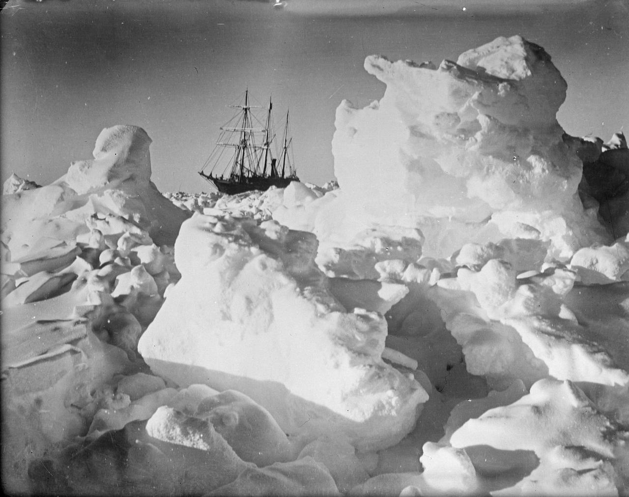 (Source of a boat in Antartica picture)