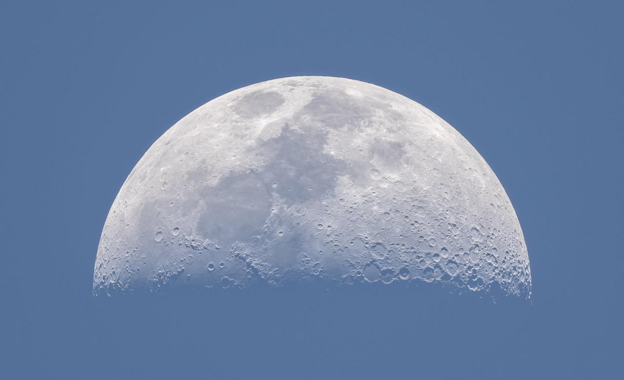 Crescent Moon During the Day © Rafael Ruiz